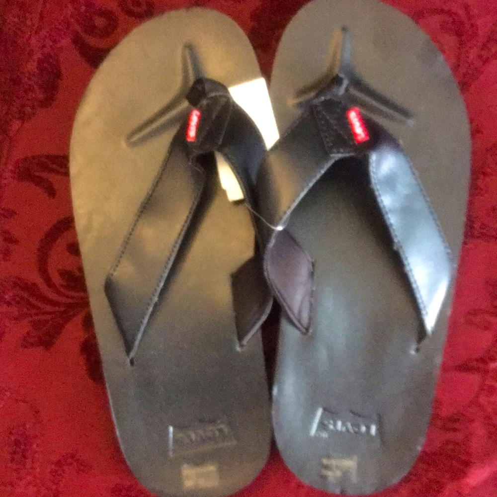 Levies sanders & flip-flops